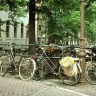 Beeld Duitse forenzen fietsen Nederlandse voorbij