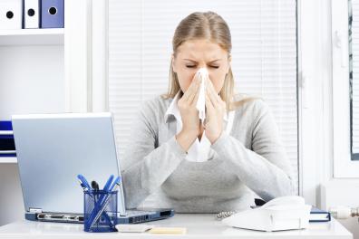 Beeld Stuur werknemer met griep naar huis