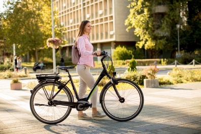 Beeld Werknemers krijgen steeds vaker fiets van het werk of fietsregeling aangeboden